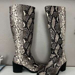 Aressua style- Excellent condition crown vintage snake skin block heel boots
